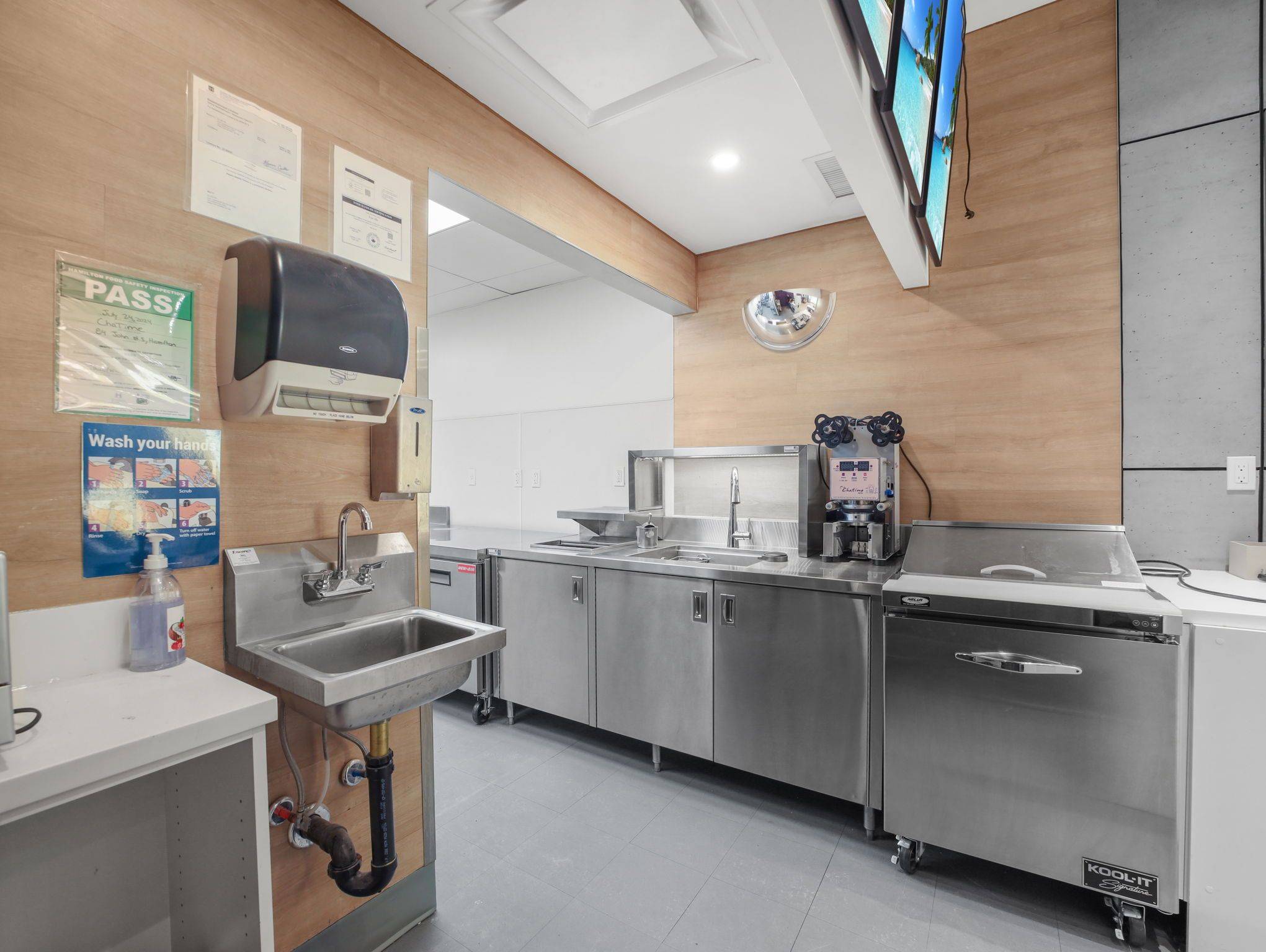 Hamilton, ON L8N 2C1,84 - 86 John ST S