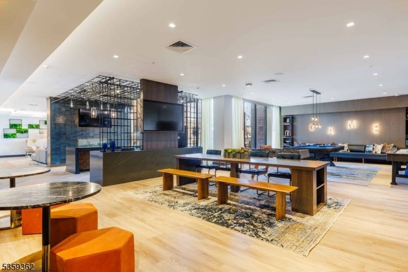 Secaucus Town, NJ 07094,1631 Paterson Plank Rd