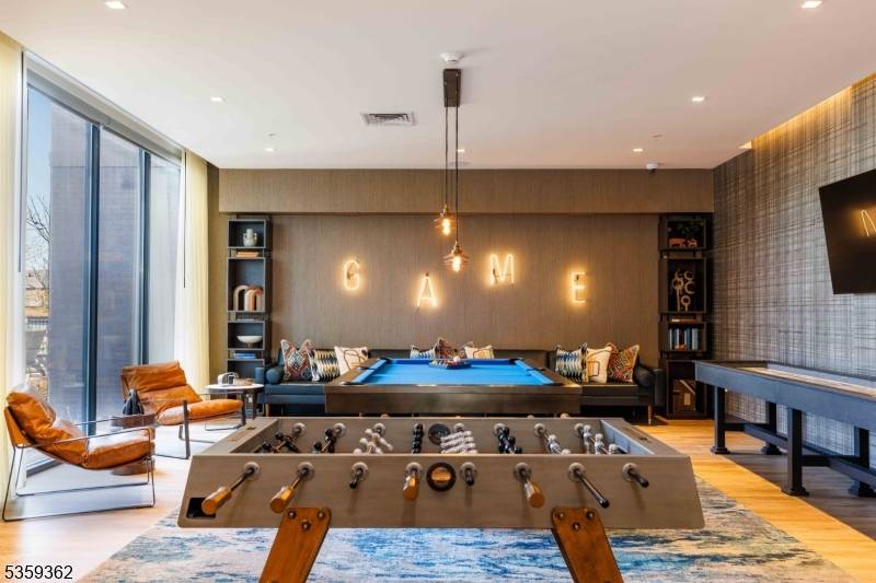 Secaucus Town, NJ 07094,1631 Paterson Plank Rd