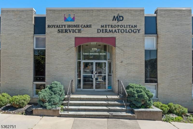 Teaneck Twp., NJ 07666,175 Cedar Ln