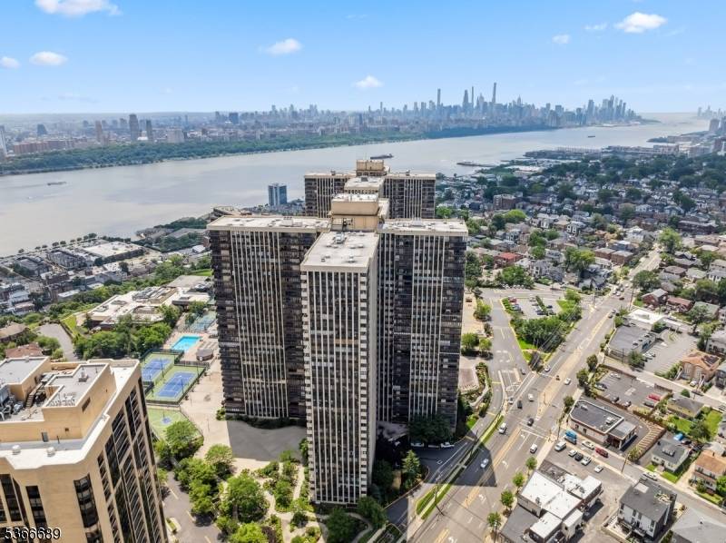 Cliffside Park Boro, NJ 07010,300 Winston Dr-C1822 #1822