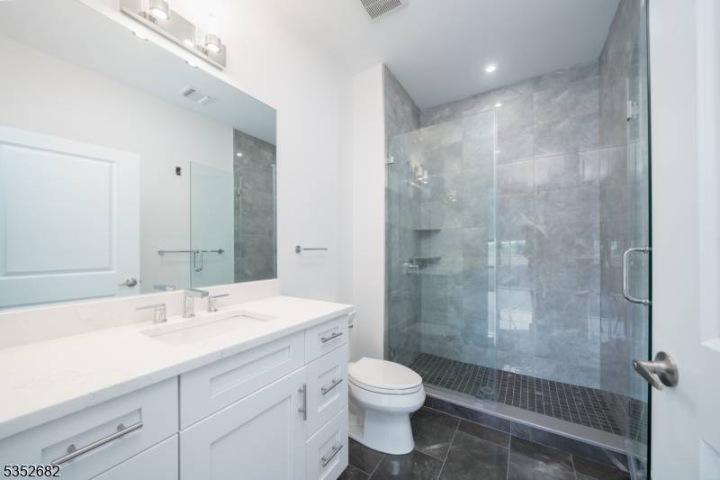 Fair Lawn Boro, NJ 07410,12-01 River Rd #303