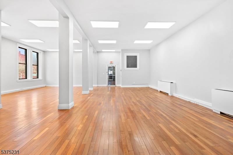 Dover Town, NJ 07801,16 W Black Well St6S War