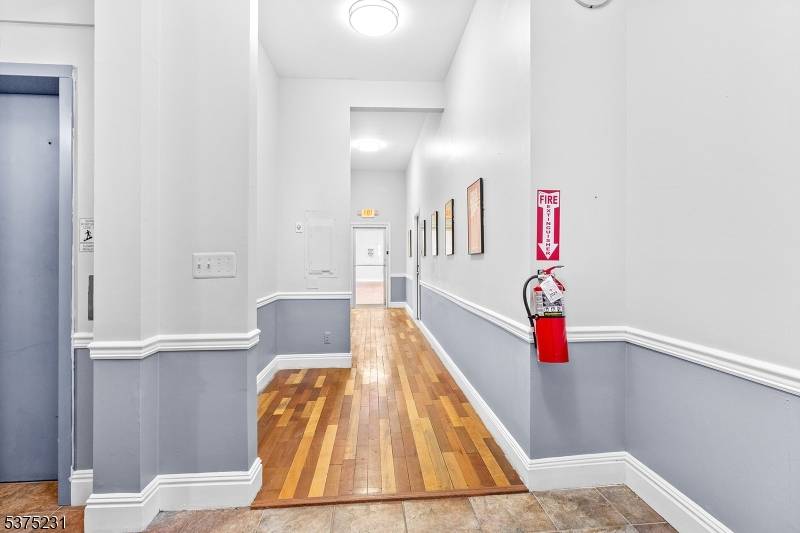 Dover Town, NJ 07801,16 W Black Well St6S War