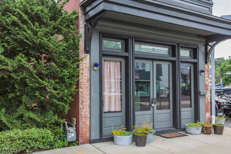 Lambertville City, NJ 08530,12 N Main St