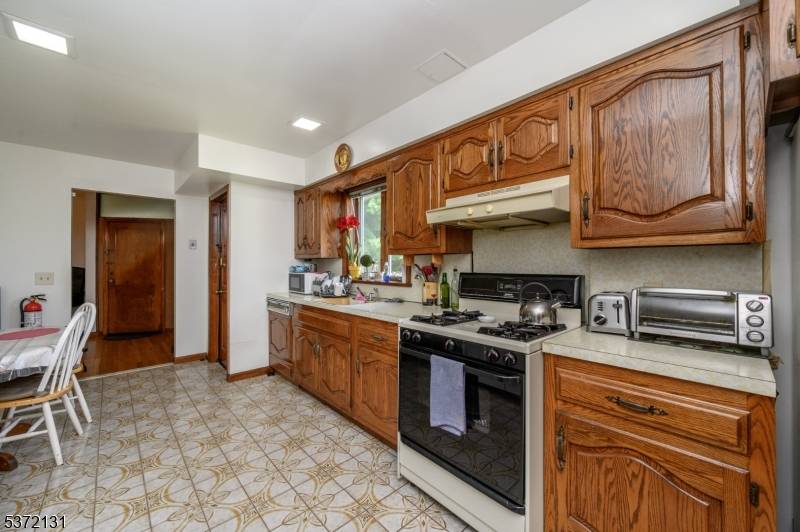 Raritan Boro, NJ 08869,84 E Somerset St