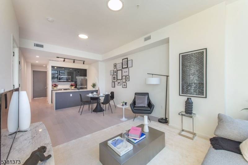 East Orange City, NJ 07018,258 S Harrison St #405