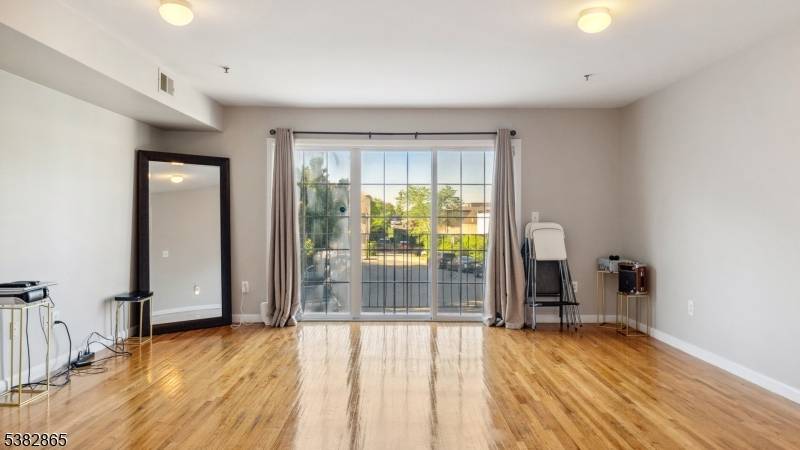 Newark City, NJ 07104,14 Seabury Ct