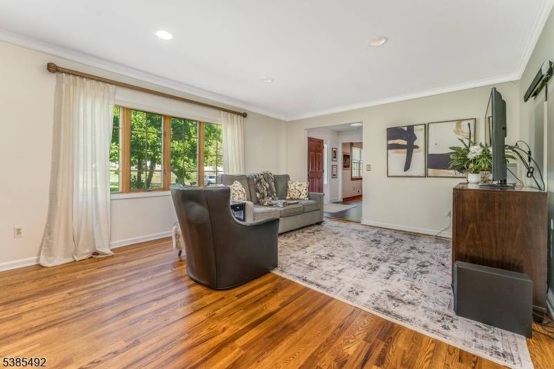 Mendham Twp., NJ 07945,48 W Main St