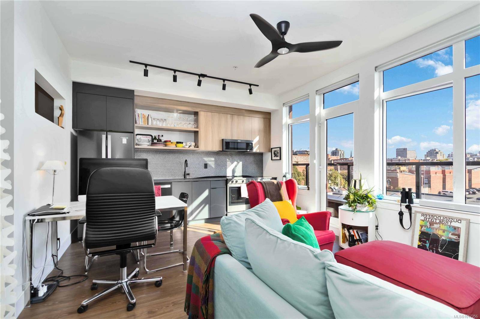 Victoria, BC V8T 0C8,515 Chatham St #522