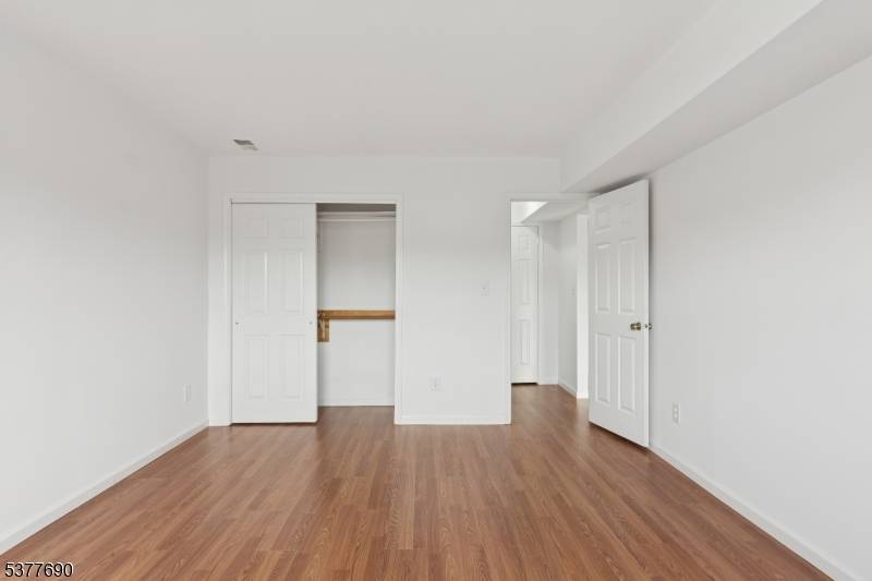 Woodbridge Twp., NJ 07095,124-J Beverly Hill Ter #J