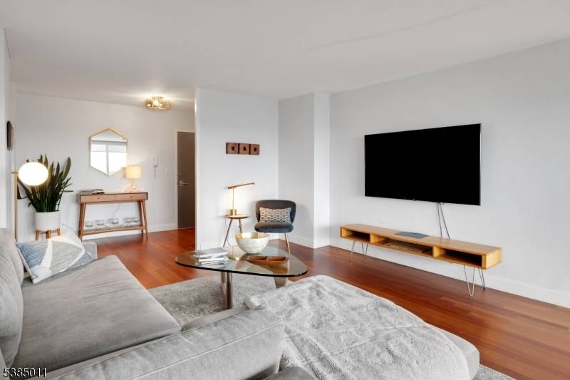 Verona Twp., NJ 07044,1 Claridge Dr #723