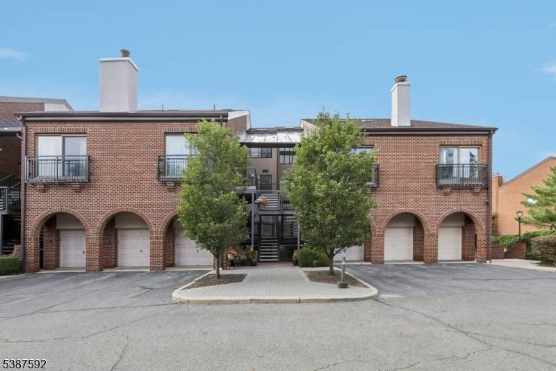 Teaneck Twp., NJ 07666,5 Millay Ct