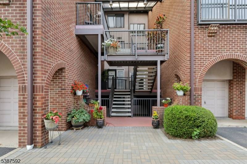 Teaneck Twp., NJ 07666,5 Millay Ct