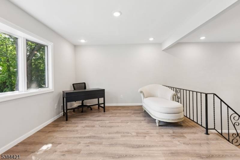 Edison Twp., NJ 08817,5 Waverly Dr