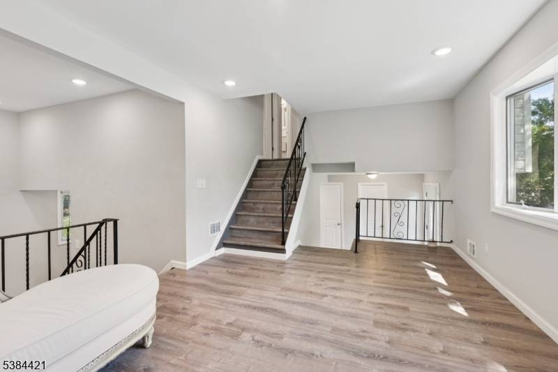 Edison Twp., NJ 08817,5 Waverly Dr