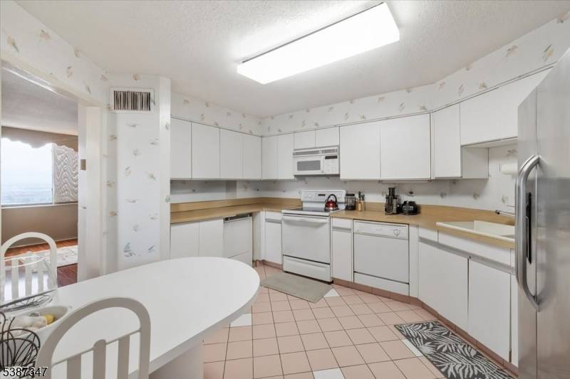 Secaucus Town, NJ 07094,2006 Harmon Cove Tower