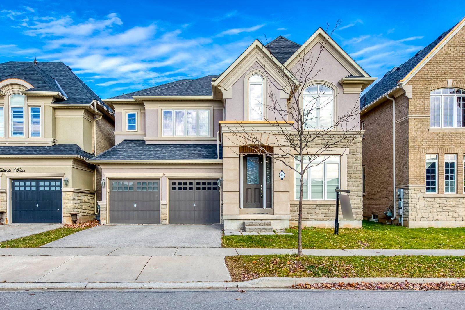 Oakville, ON L6M 0P6,3113 Trailside DR