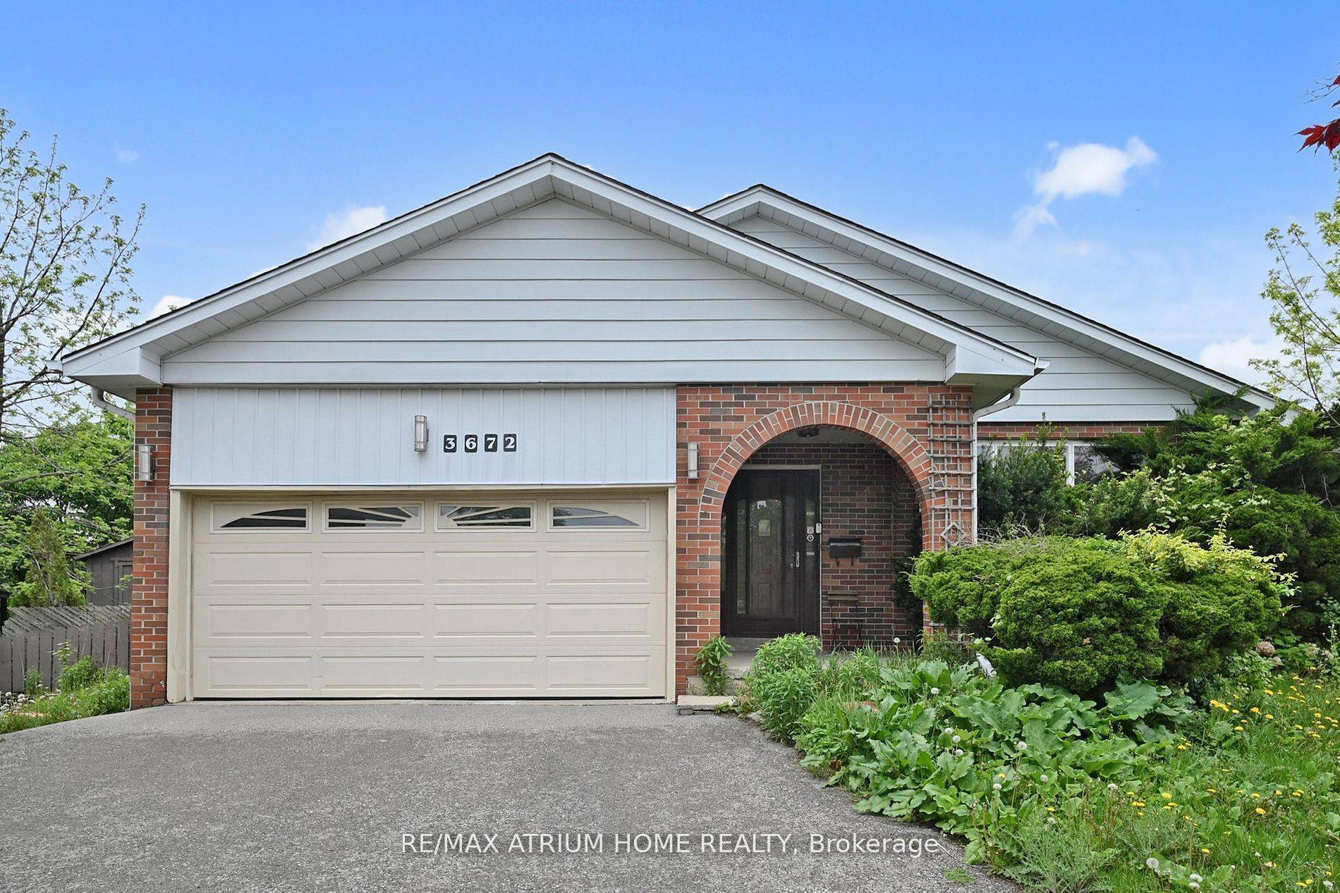 Mississauga, ON L5C 2H5,3672 Galeair CT