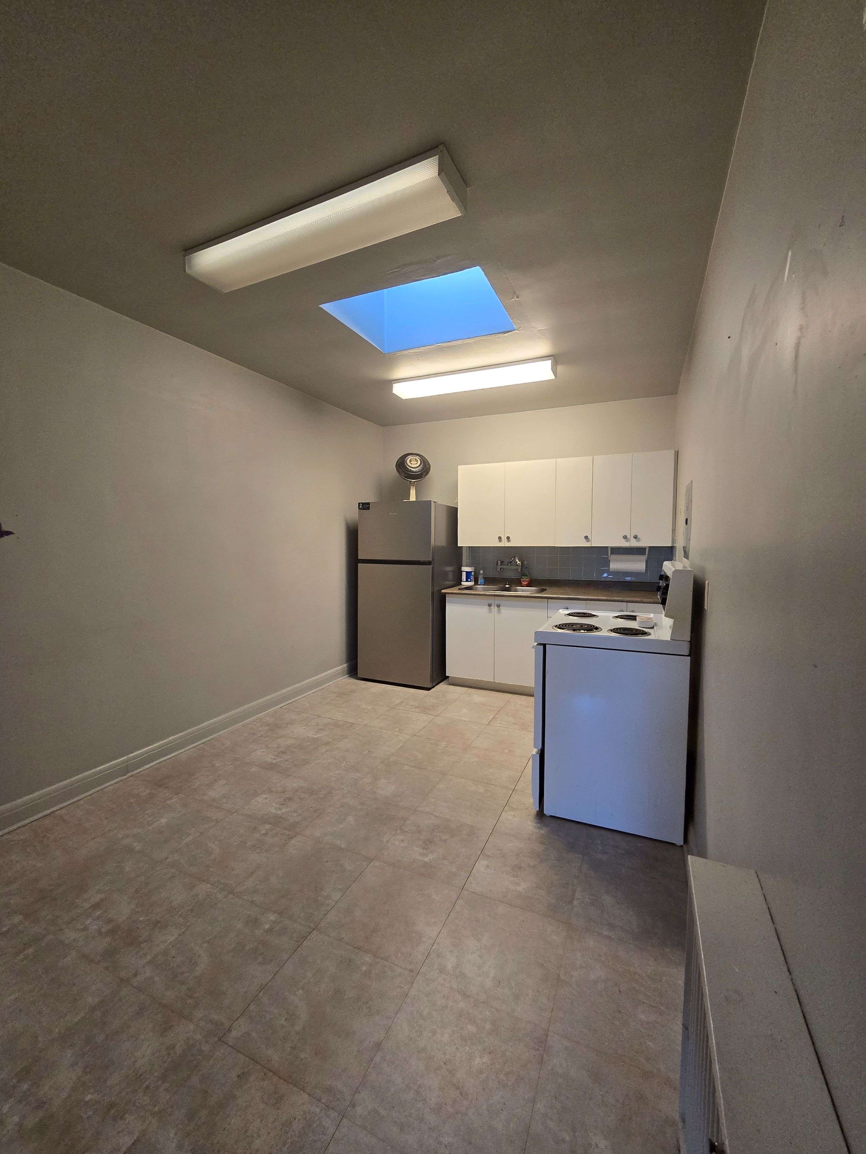 Toronto E06, ON M1N 1V3,2500A Kingston RD #Apt 1