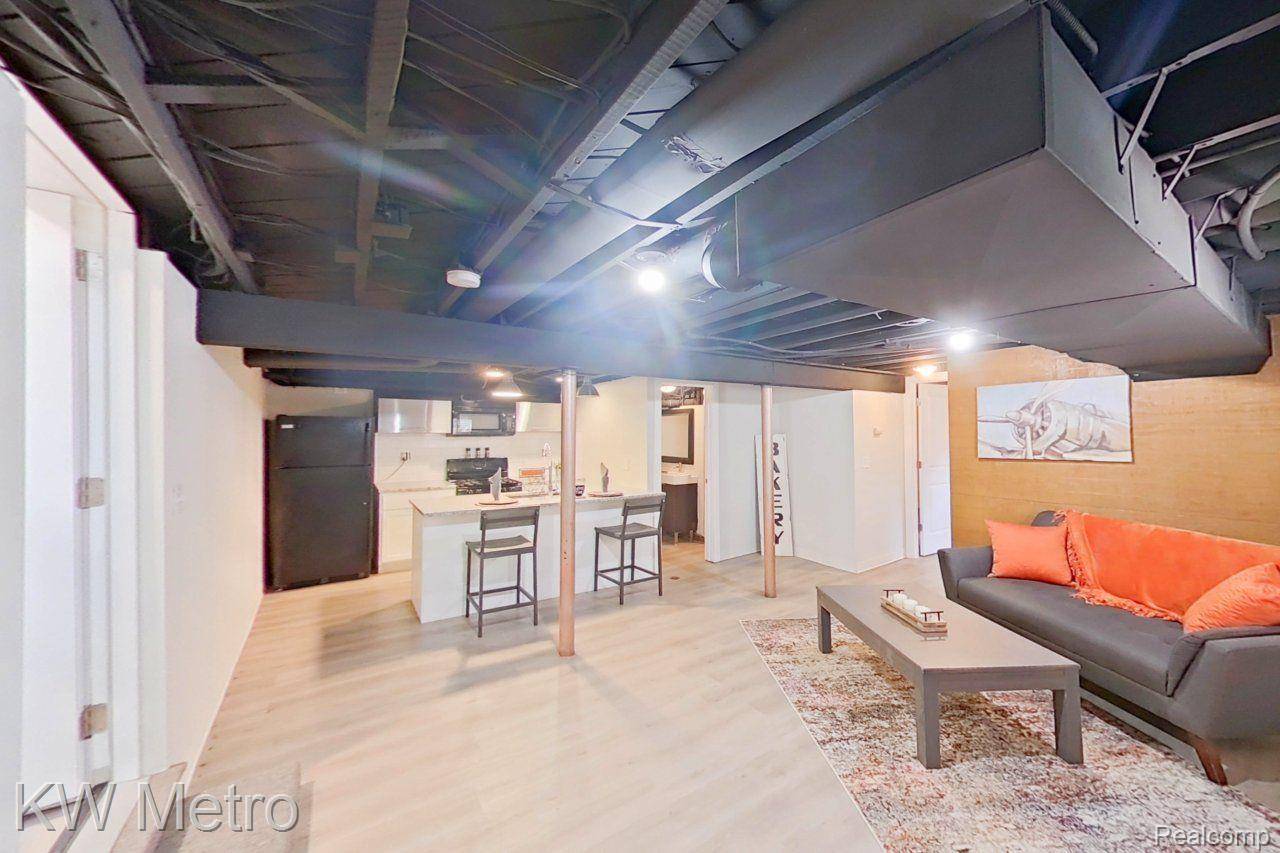 Ferndale, MI 48220,695 LIVERNOIS ST #4