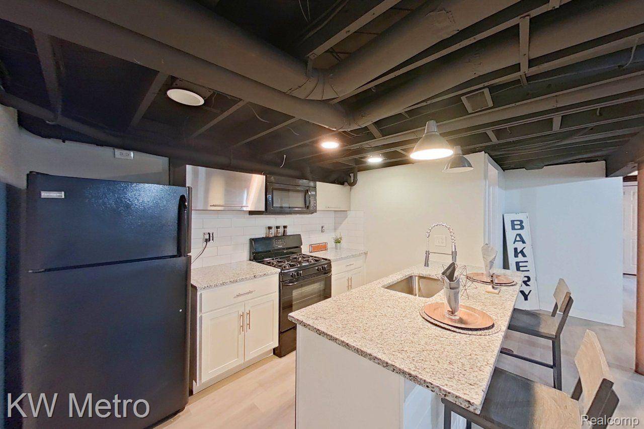 Ferndale, MI 48220,695 LIVERNOIS ST #4