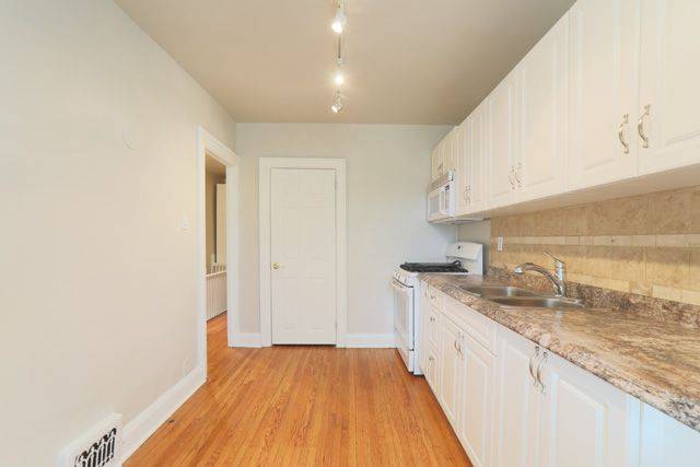 Toronto E01, ON M4L 1E2,1481 Queen ST E #Upper