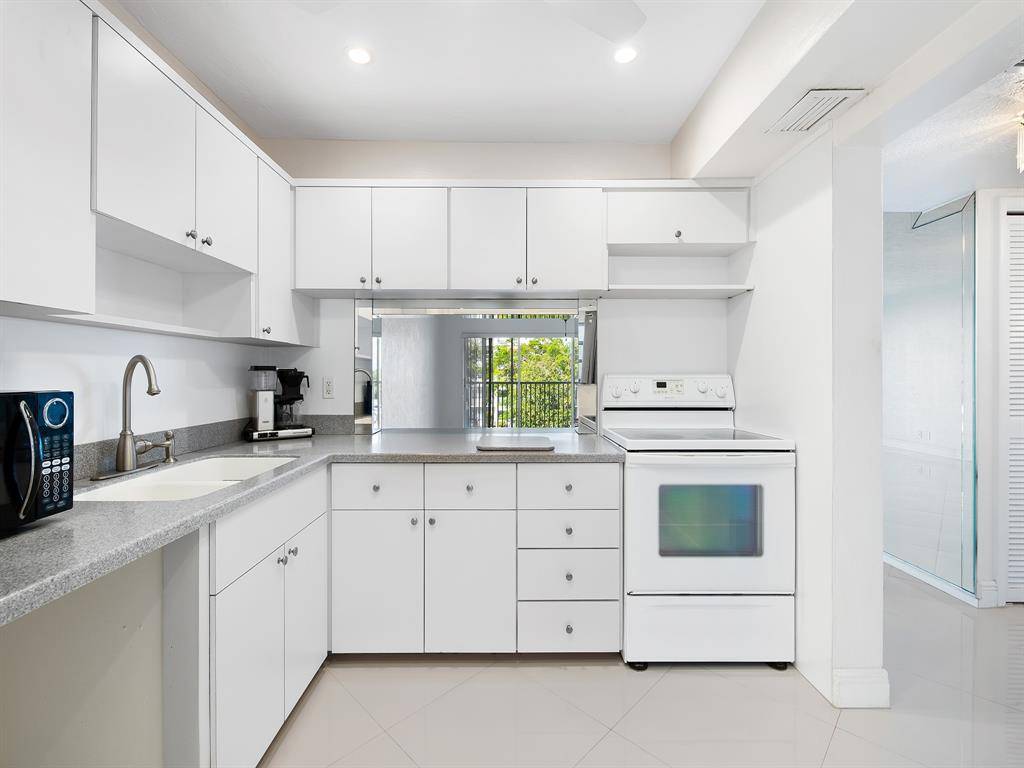 Hallandale Beach, FL 33009,329 SE 3rd St #305P