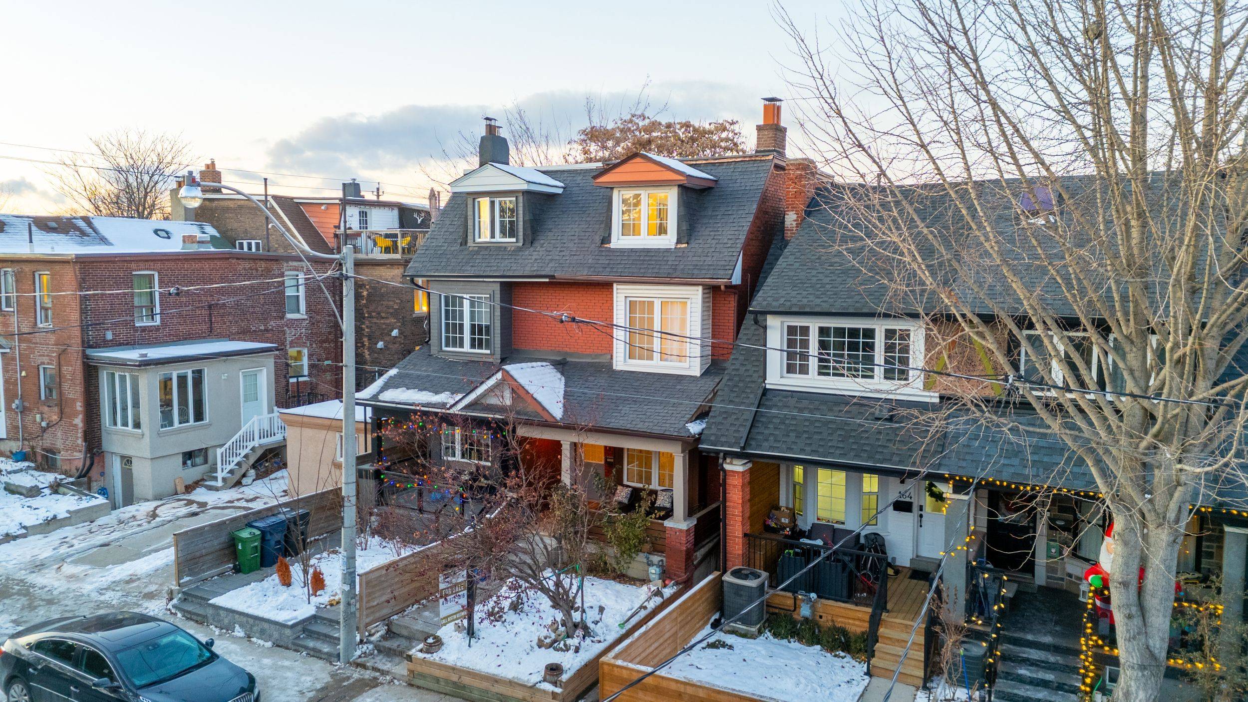 Toronto W02, ON M6G 1T5,166 Essex ST