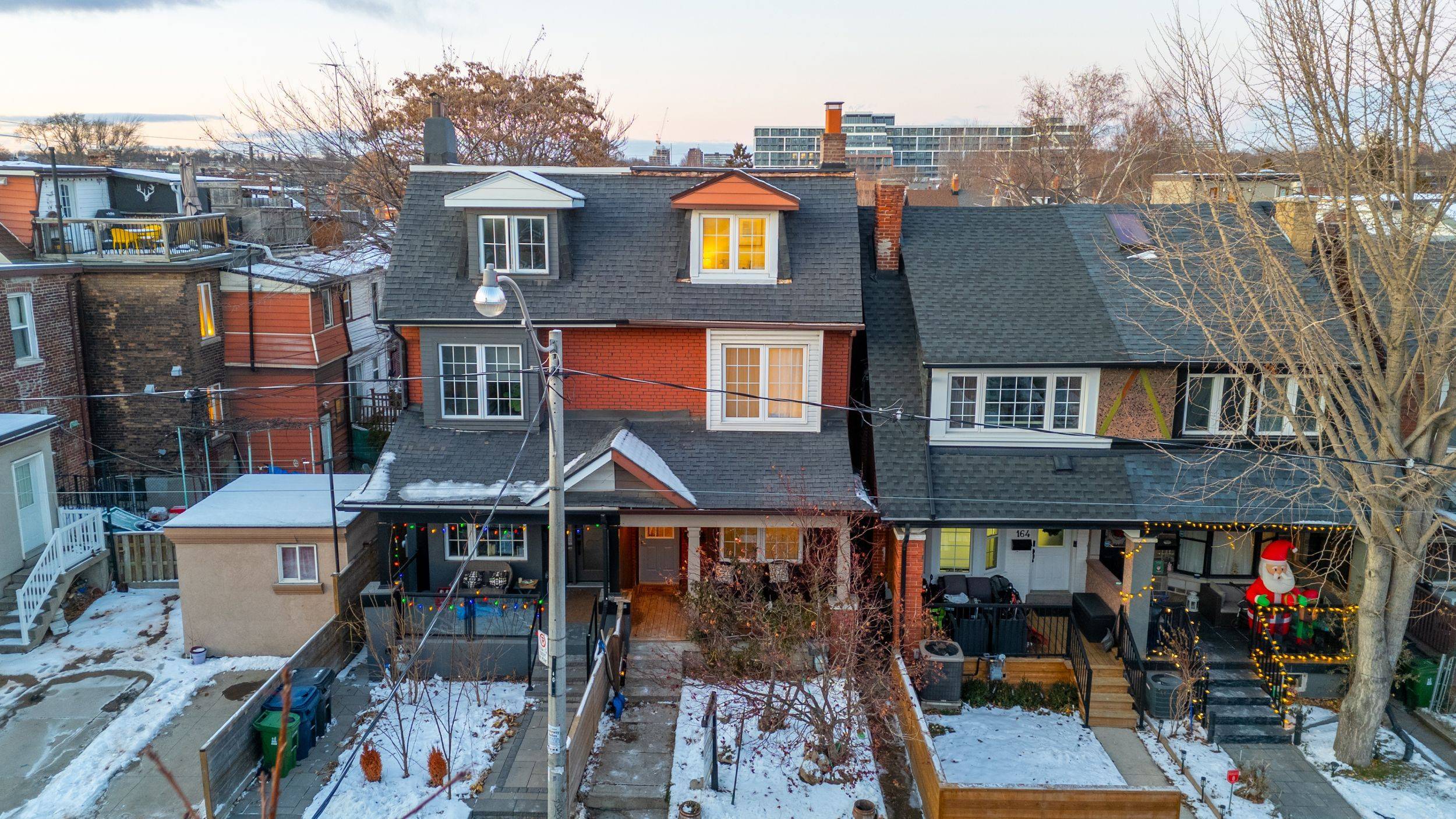 Toronto W02, ON M6G 1T5,166 Essex ST