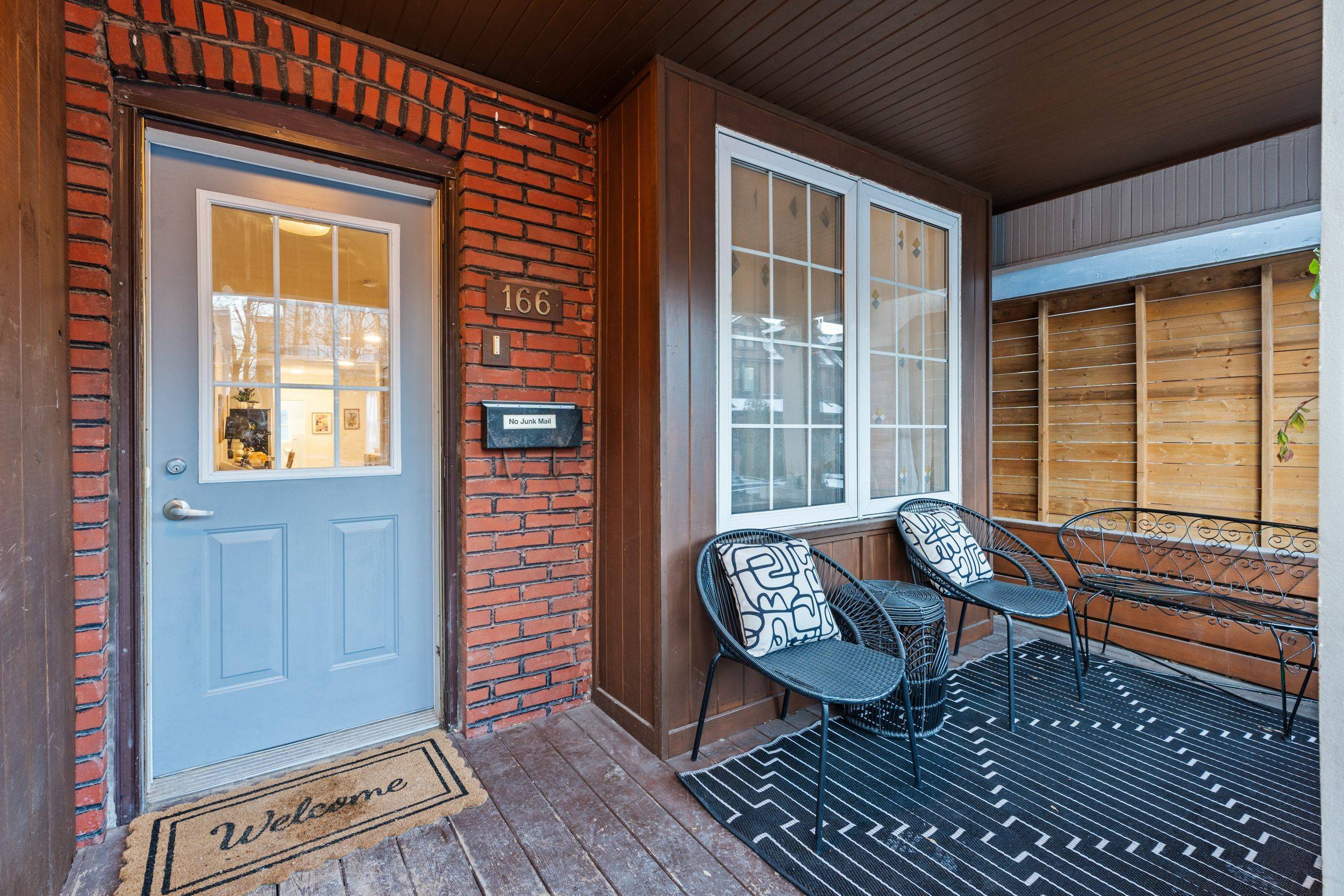 Toronto W02, ON M6G 1T5,166 Essex ST