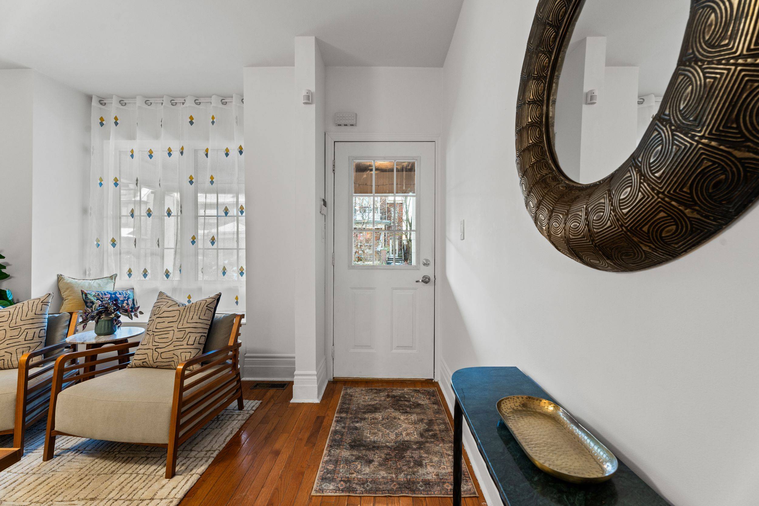 Toronto W02, ON M6G 1T5,166 Essex ST