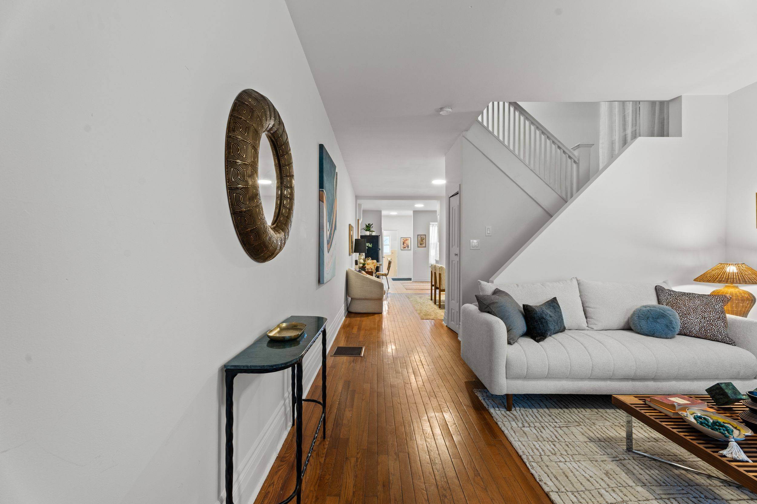 Toronto W02, ON M6G 1T5,166 Essex ST