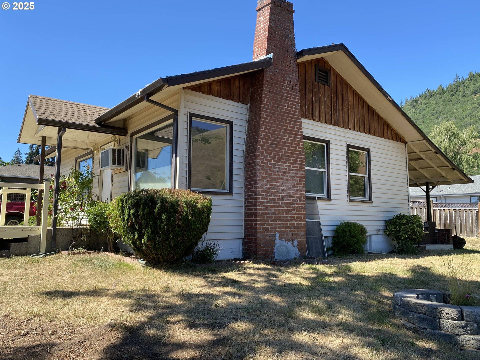 White Salmon, WA 98672,782 NE CENTER ST