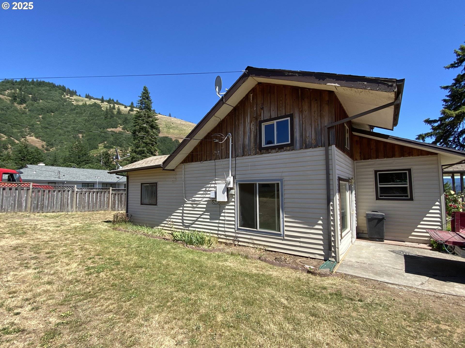 White Salmon, WA 98672,782 NE CENTER ST