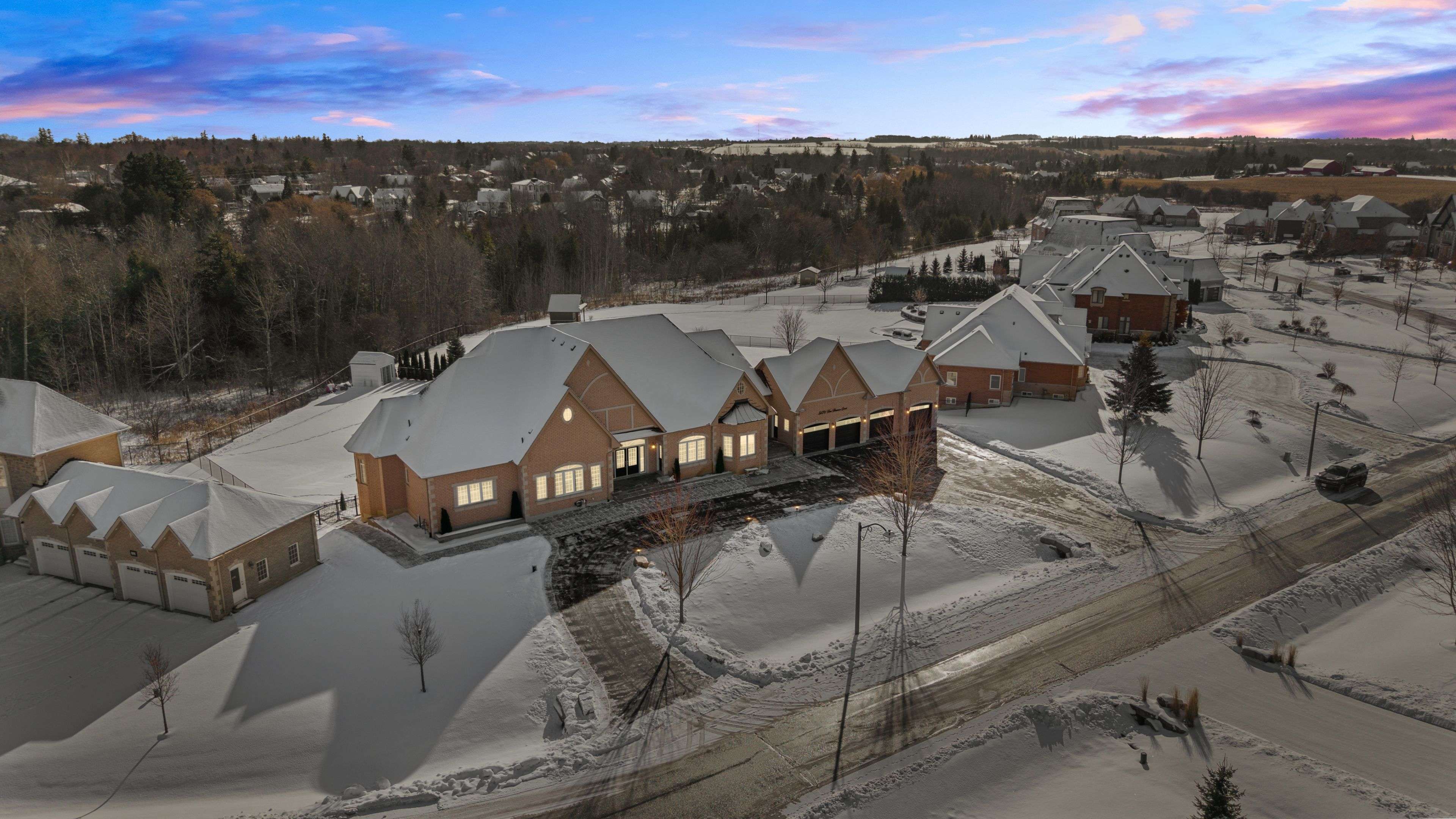 Pickering, ON L1Y 0A1,5121 Tom Thomson CT