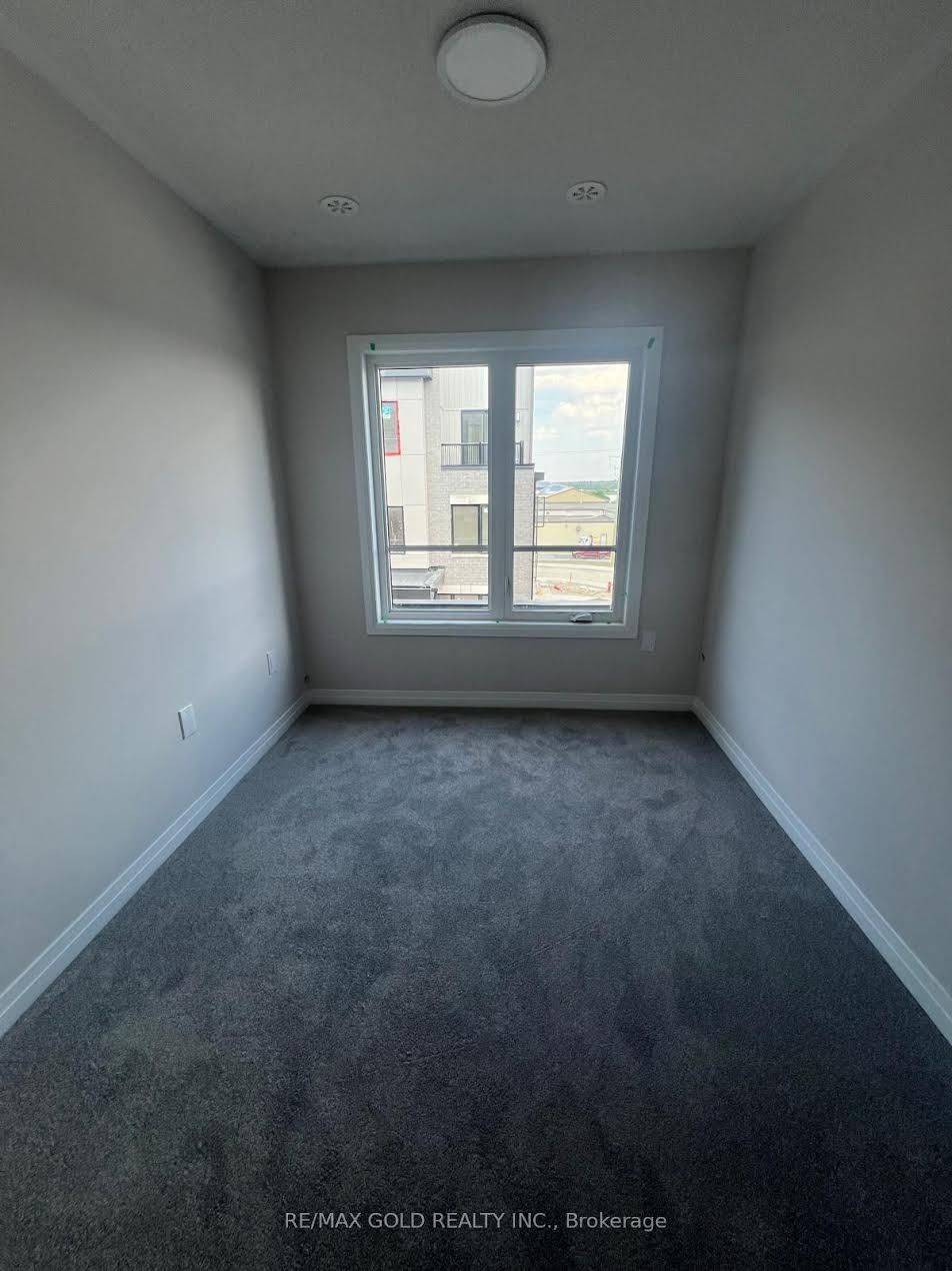 Bradford West Gwillimbury, ON L3Z 4M5,21 Baynes WAY #2