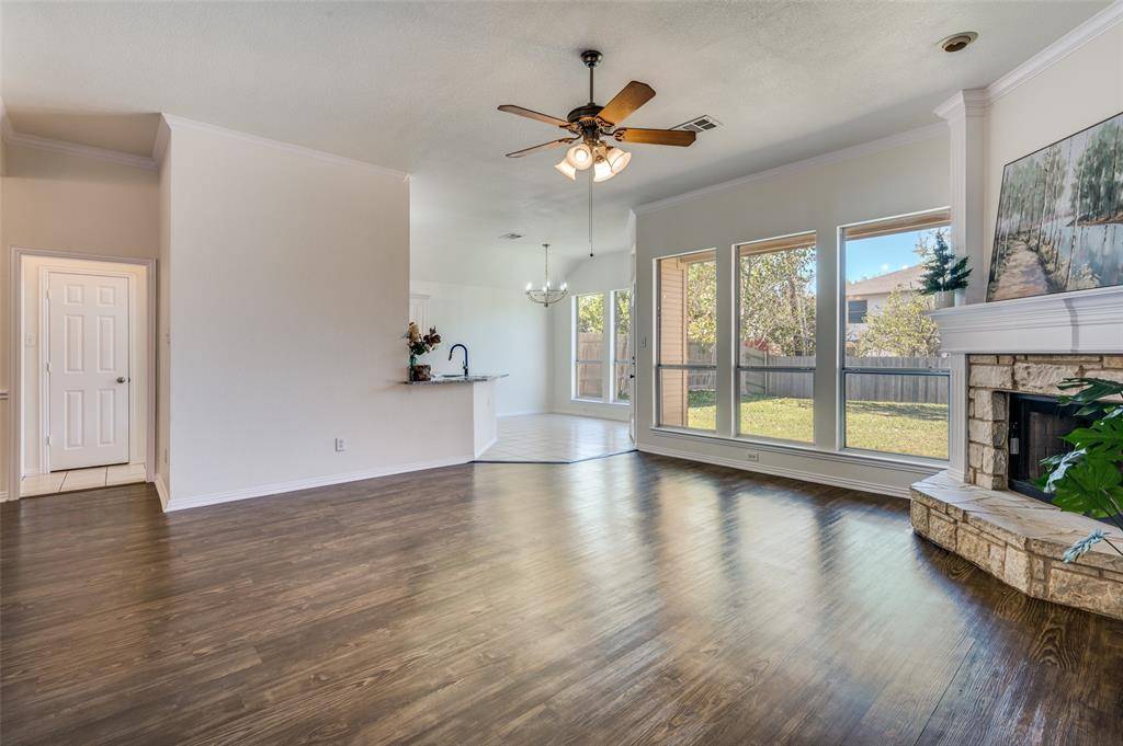 Arlington, TX 76001,803 W Lonesome Dove Trail