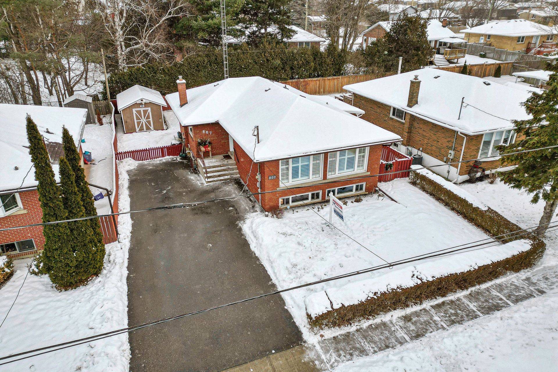 Whitby, ON L1N 5K6,807 Annes ST