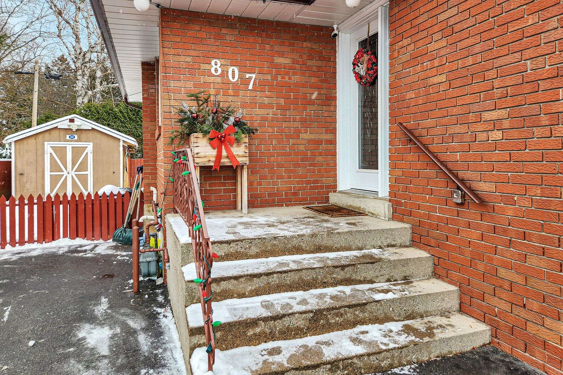 Whitby, ON L1N 5K6,807 Annes ST