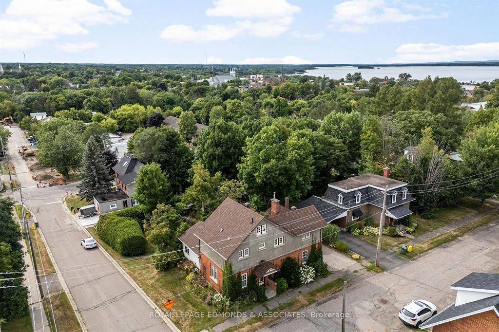 Pembroke, ON K8A 1J5,400 Centre ST