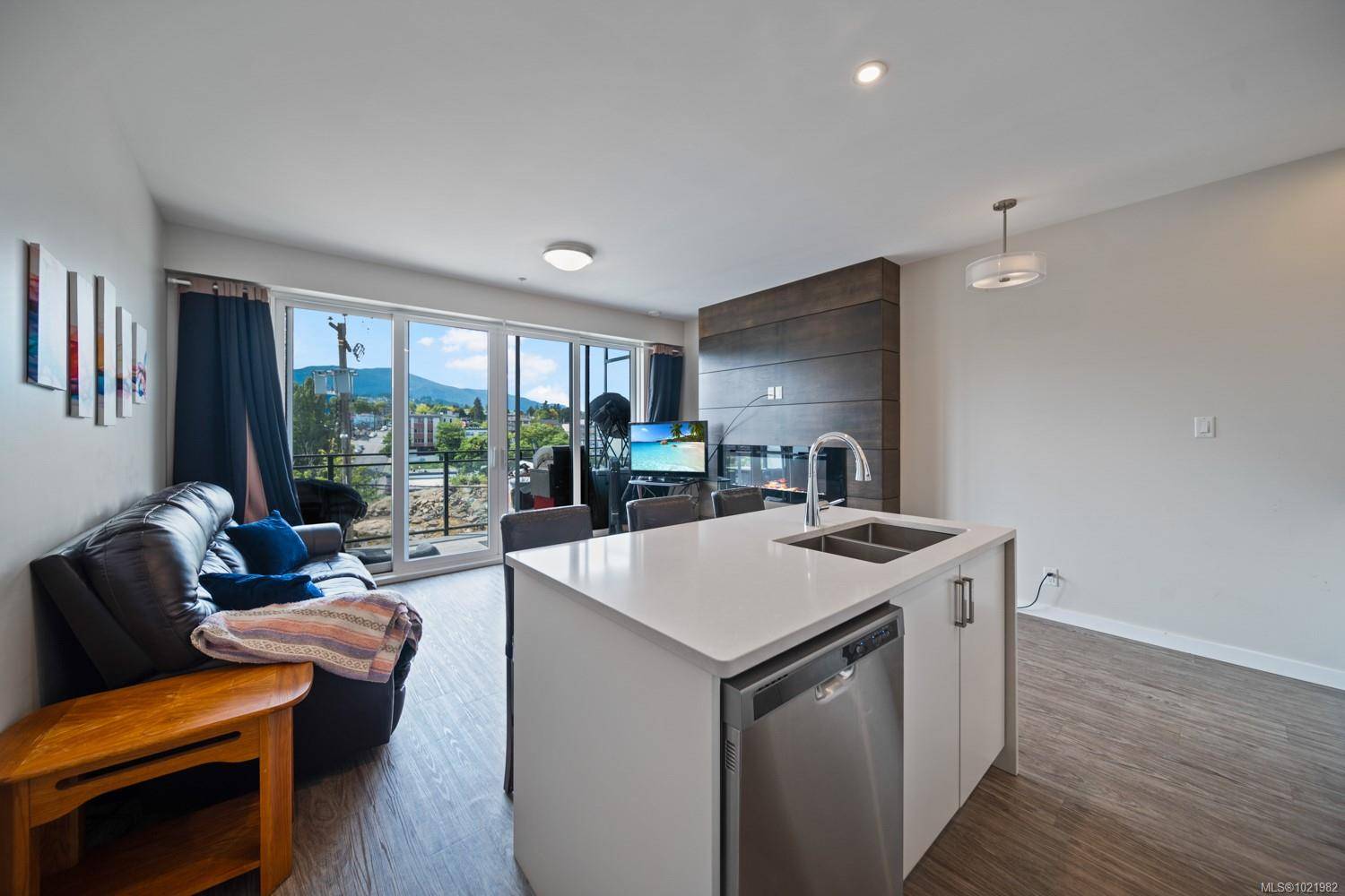 Nanaimo, BC V9R 0J3,91 chapel St #310