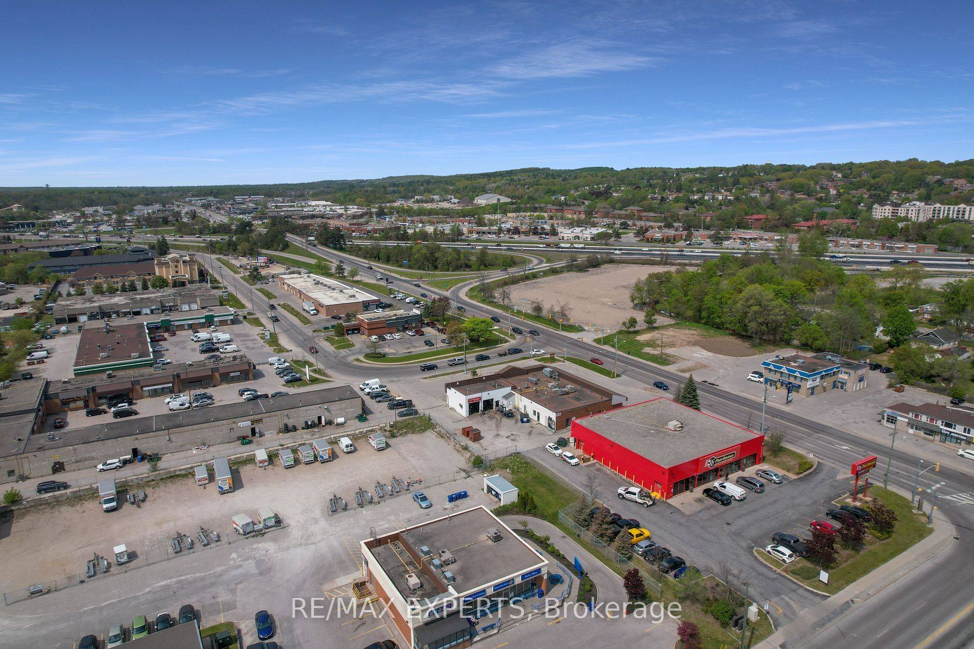 Barrie, ON L4N 5M3,11 Hart DR #10