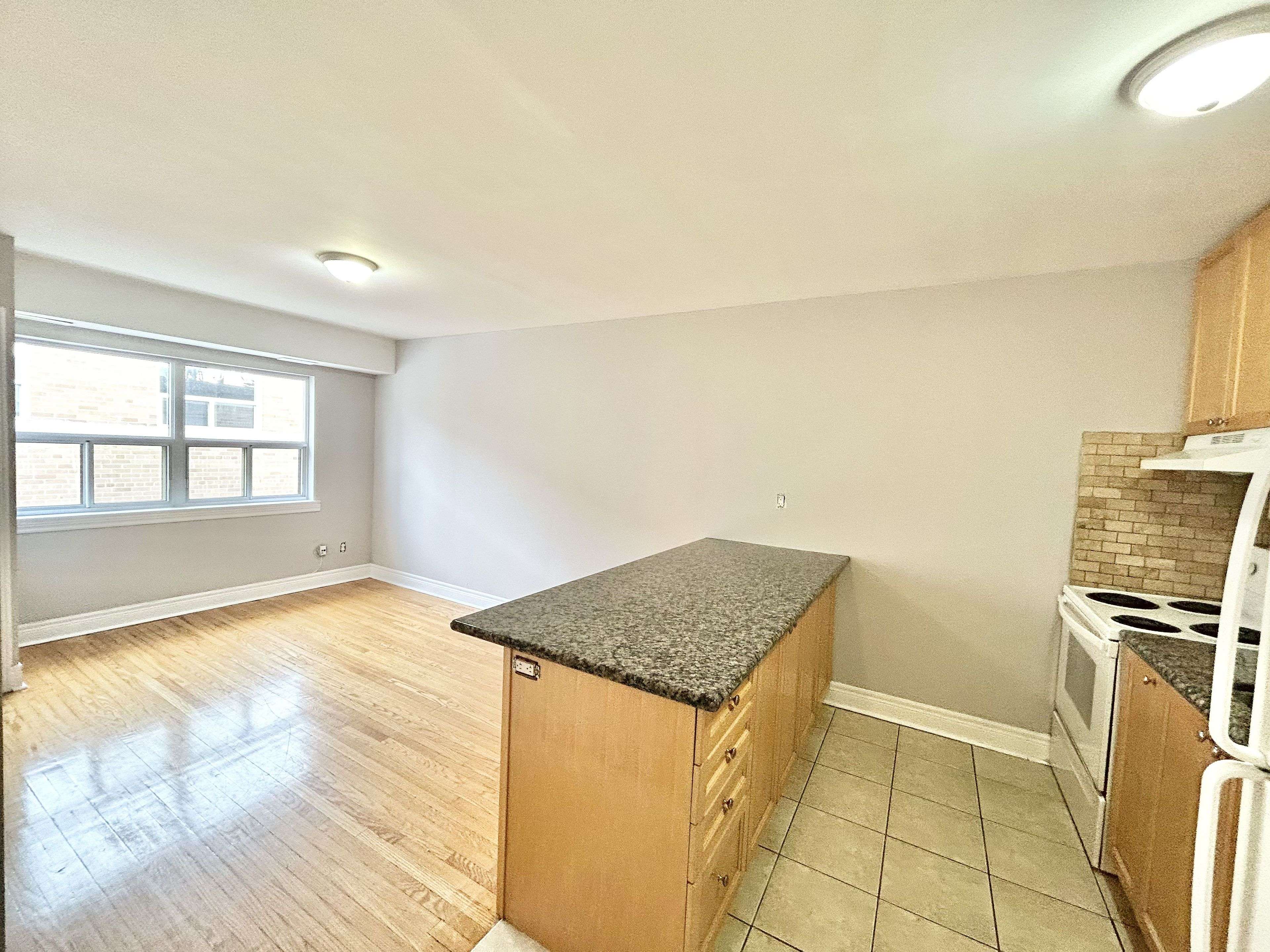 Toronto W06, ON M8W 3G7,9 Thirty Third ST #306