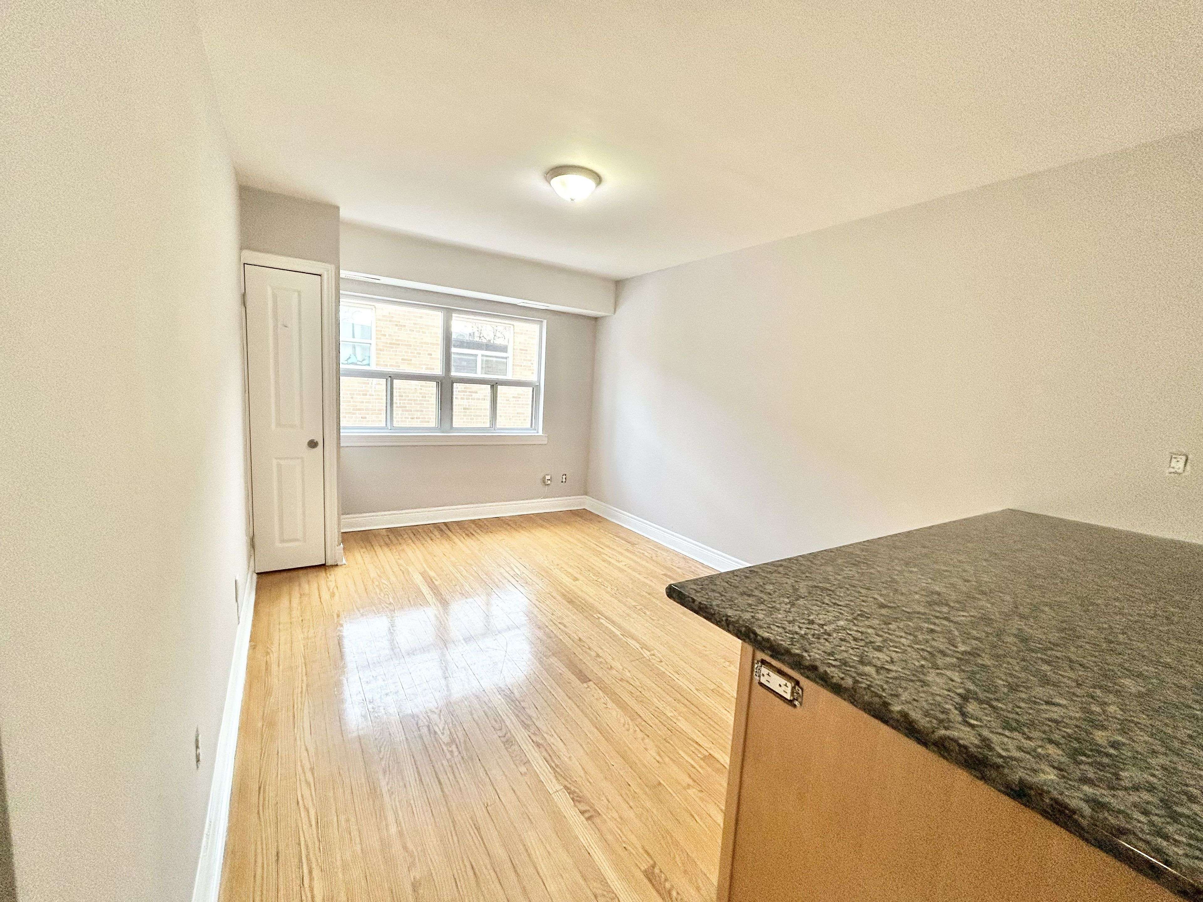 Toronto W06, ON M8W 3G7,9 Thirty Third ST #306