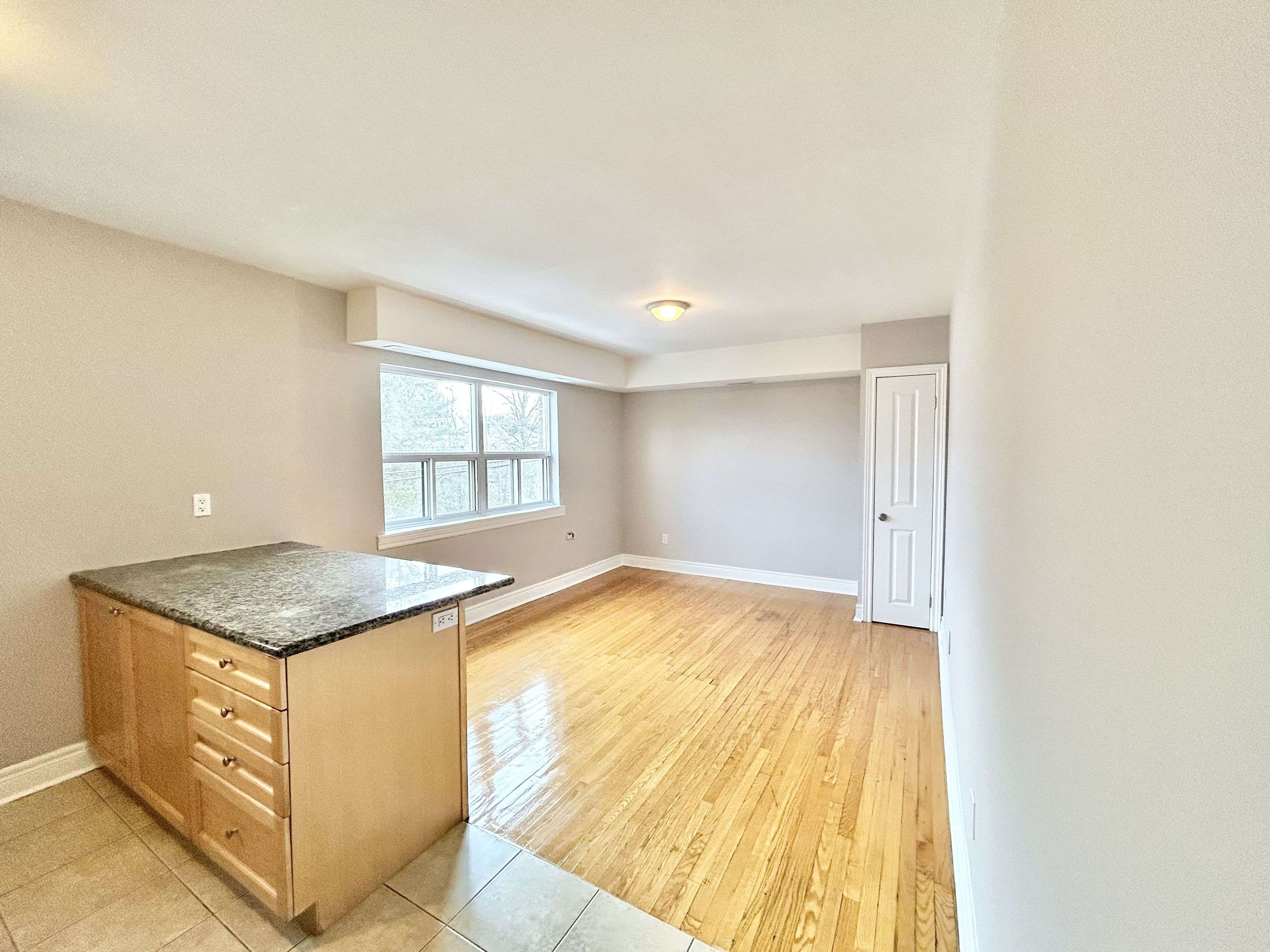 Toronto W06, ON M8W 3G7,9 Thirty Third ST #311