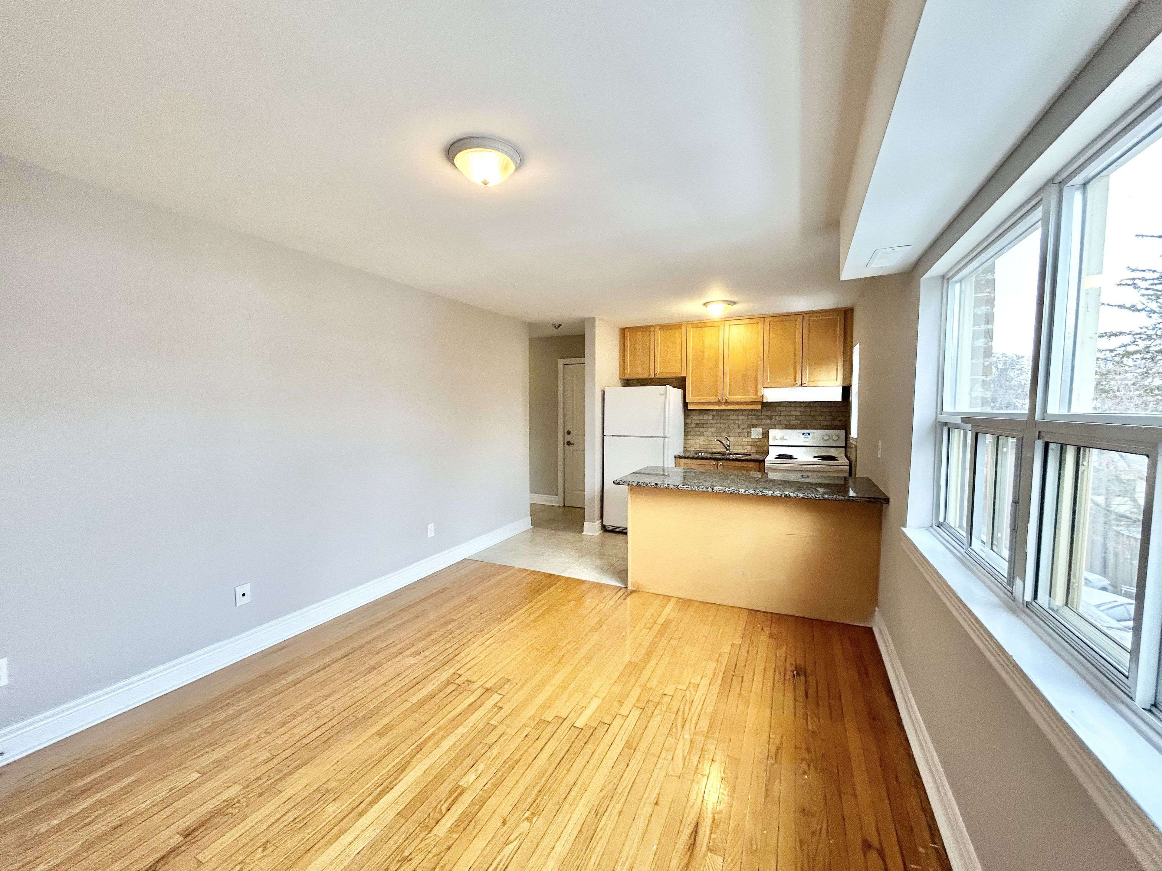 Toronto W06, ON M8W 3G7,9 Thirty Third ST #311