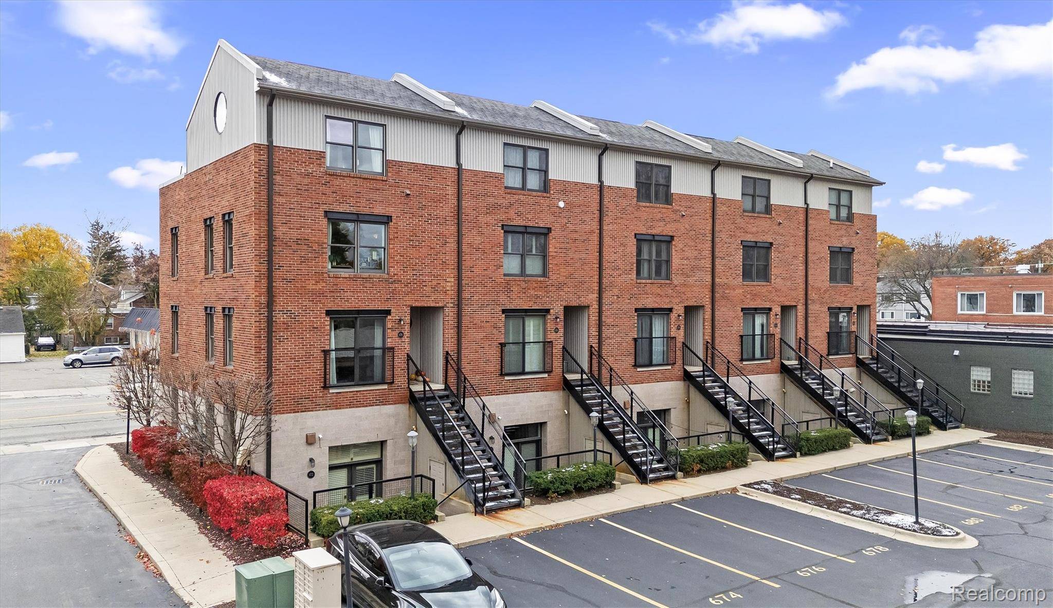 Royal Oak, MI 48067,670 W 11 Mile RD