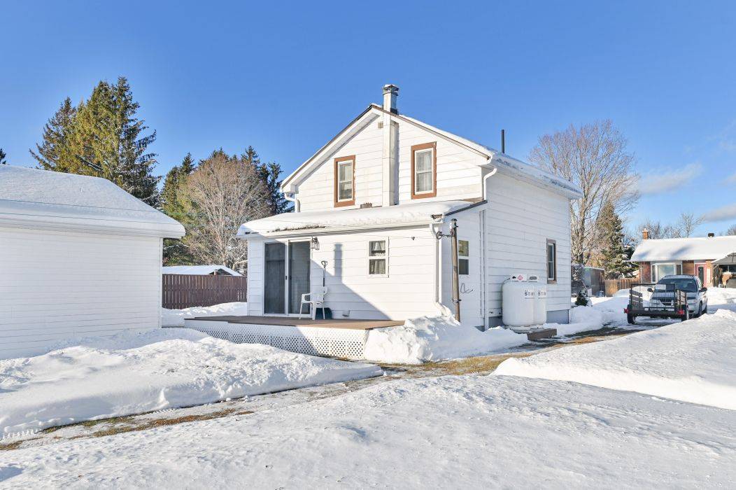 Addington Highlands, ON K0H 1P0,36 Jones ST