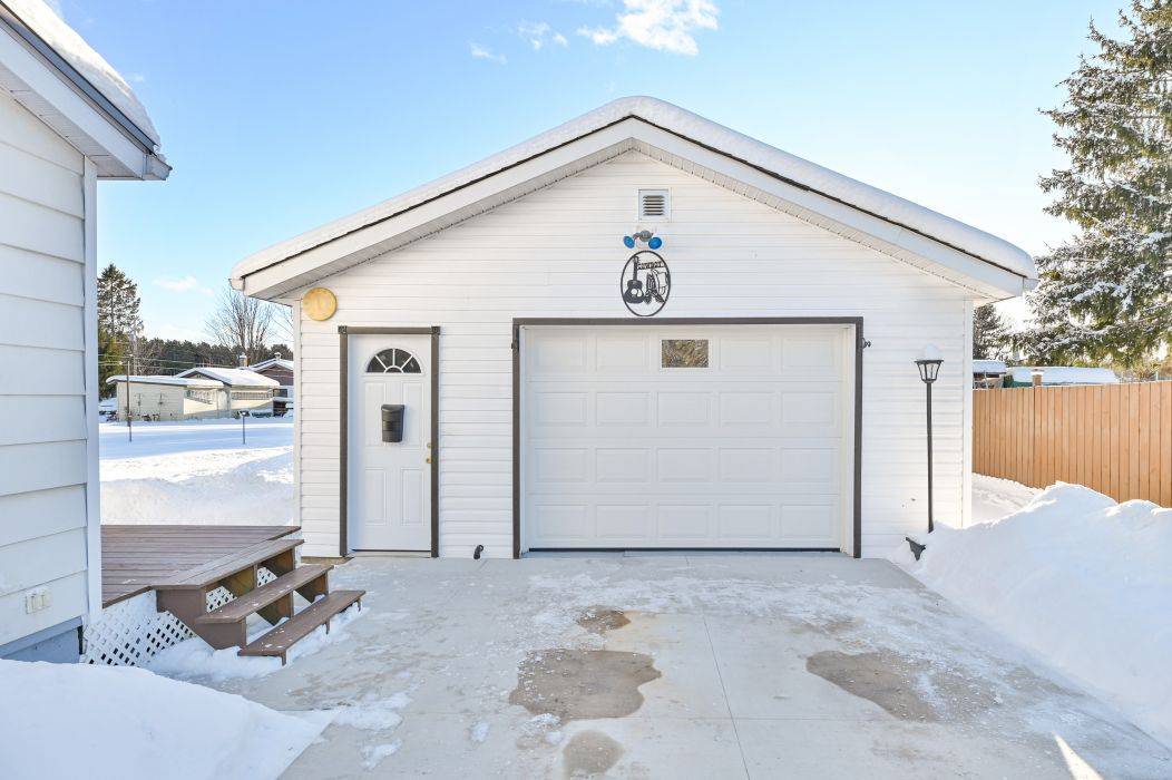 Addington Highlands, ON K0H 1P0,36 Jones ST